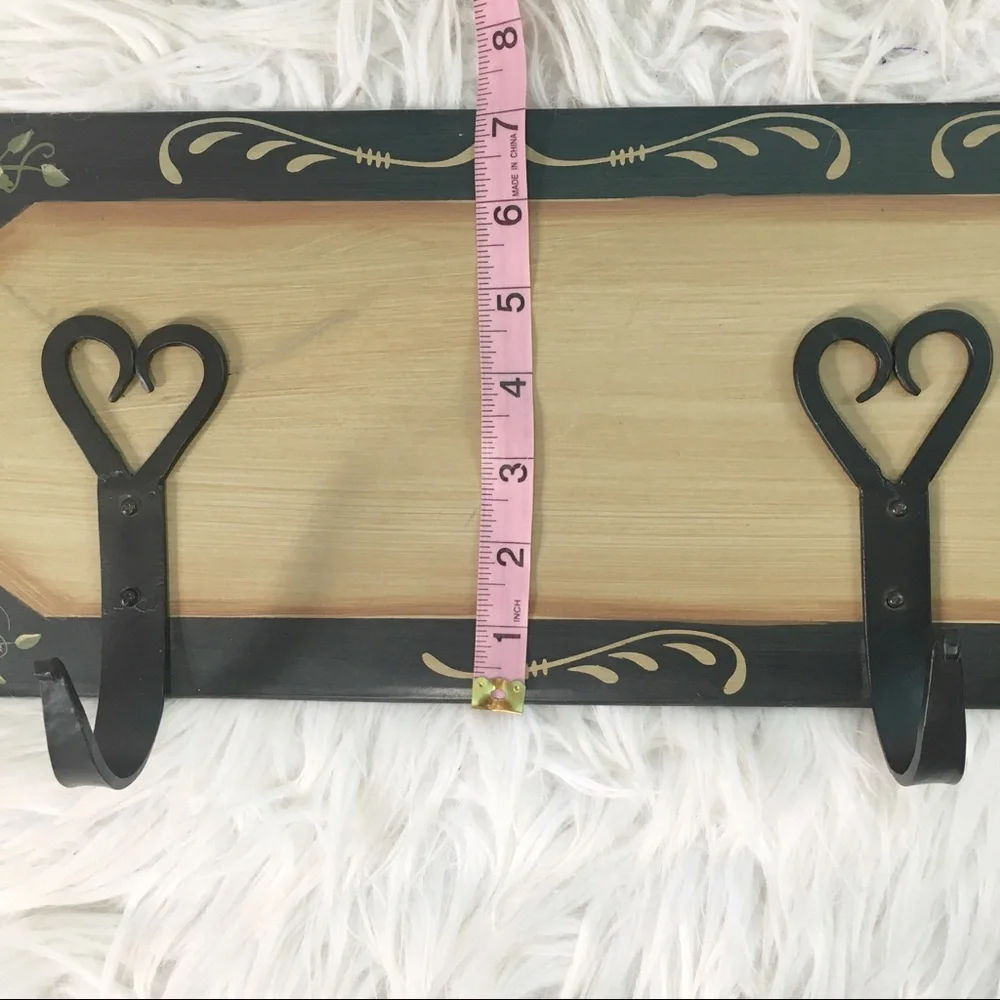 METAL PAINTED FLORAL COUNTRY SIGN WITH HOOKS